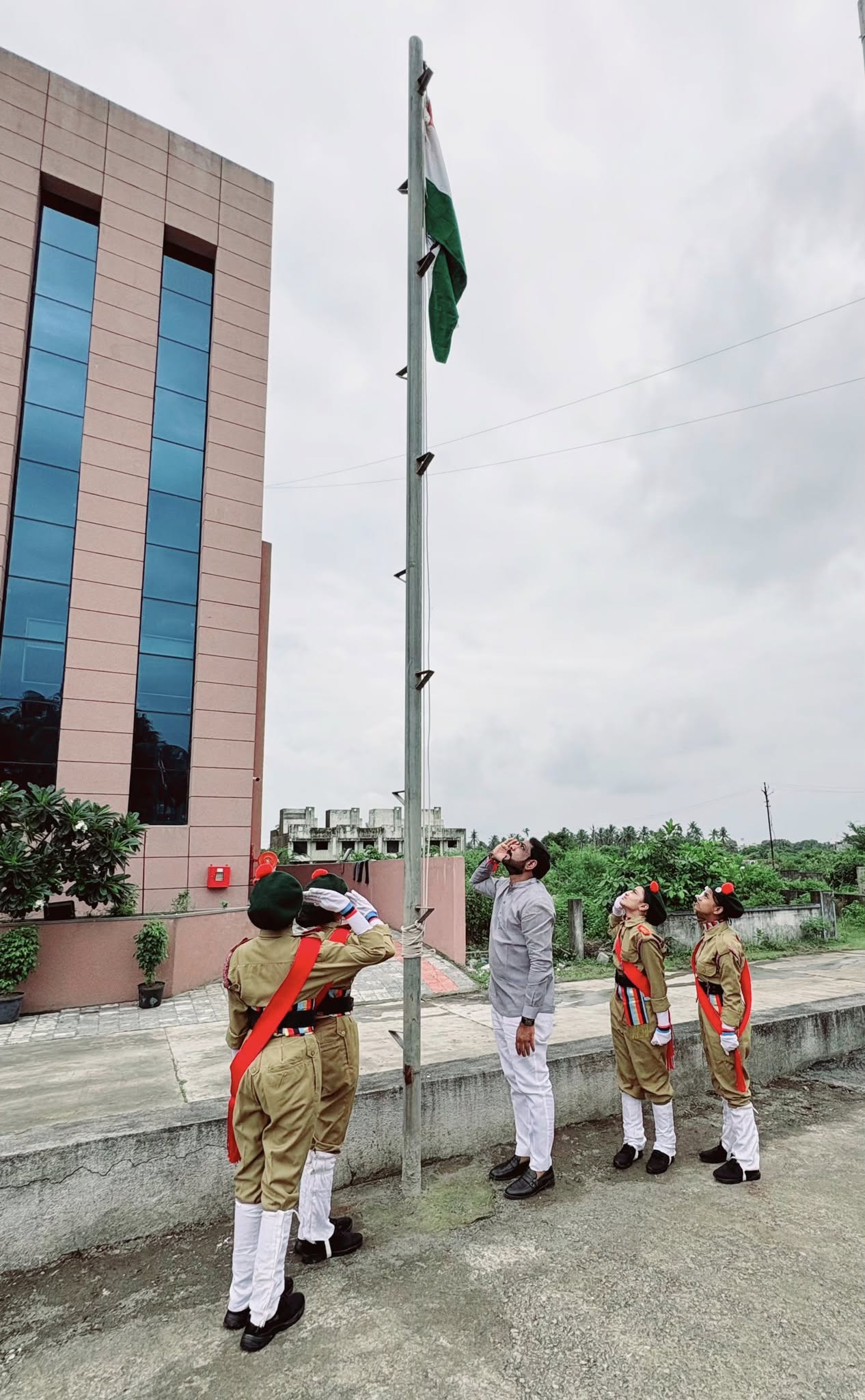 તા.૧૫-૦૮-૨૦૨૫ ના રોજ સ્વતંત્રતા દિવસ નિમિત્તે આજરોજ સુરત જિલ્લા ભાજપા કાર્યાલય ખાતે ધ્વજારોહણ કરવાનું સૌભાગ્ય પ્રાપ્ત થયું. ત્રિરંગો ફક્ત એક ધ્વજ નથી, પરંતુ આપણા રાષ્ટ્રની એકતા, અખંડિતતા, બલિદાન અને આત્મવિલોપનનું અમર પ્રતીક છે. સ્વતંત્રતા દિવસની આપ સૌને શુભકામનાઓ સહ જય હિંદ.